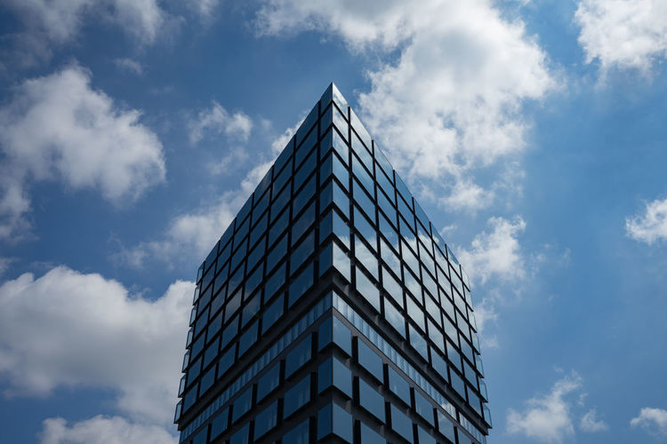 Cube with perfect sky