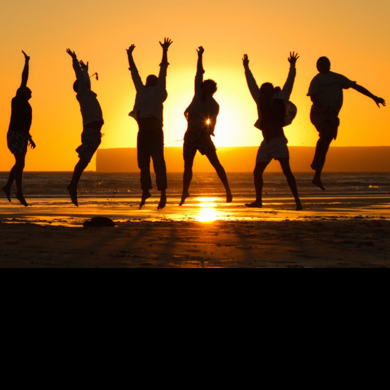 sunset, orange color, silhouette, togetherness, men, leisure activity, lifestyles, enjoyment, large group of people, person, sun, full length, medium group of people, friendship, fun, sea, beach, walking, sunlight
