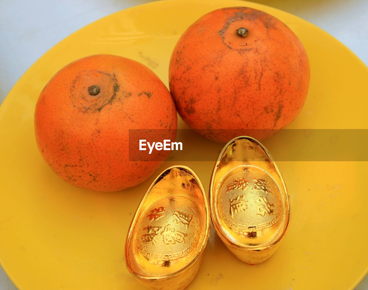 Oranges and gold ingot