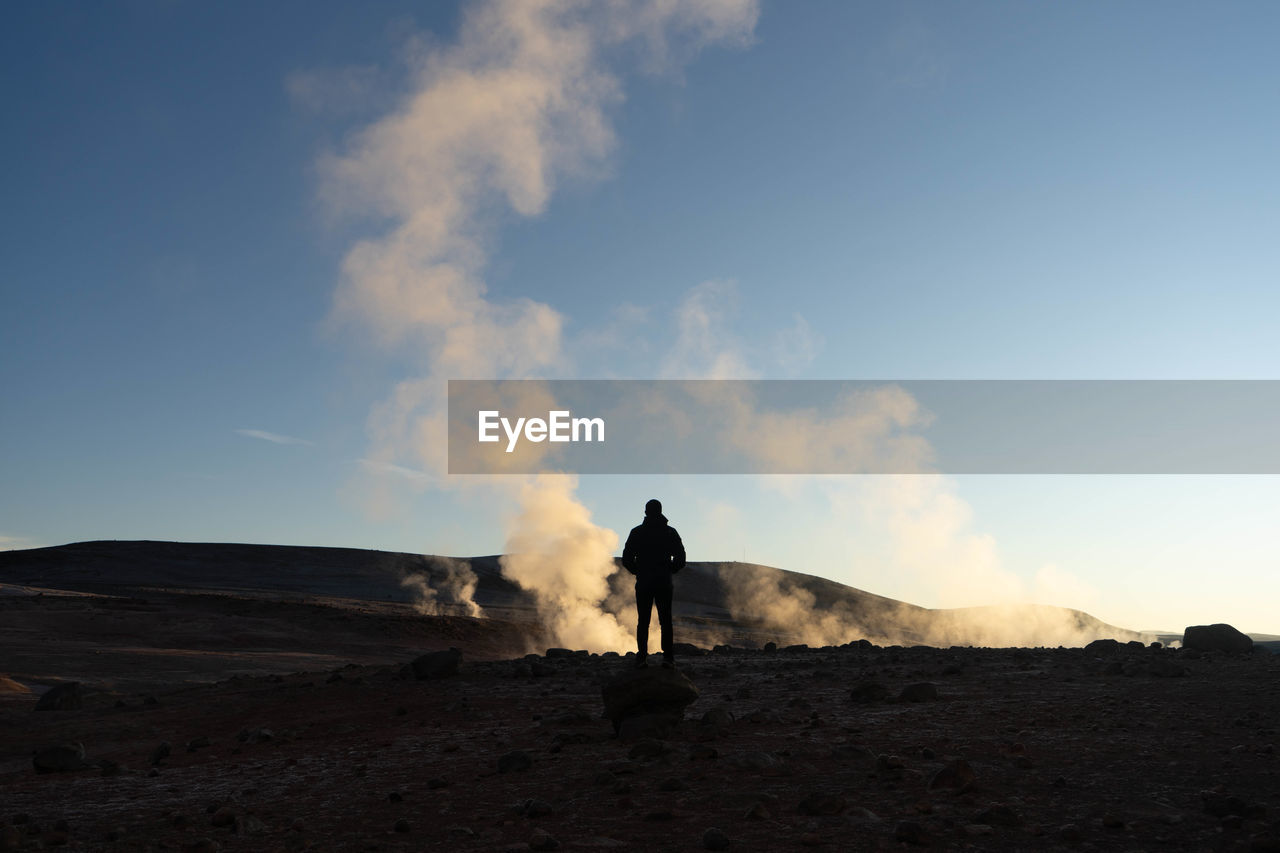Desierto atacama, chile. silhouette man standing on field against sky