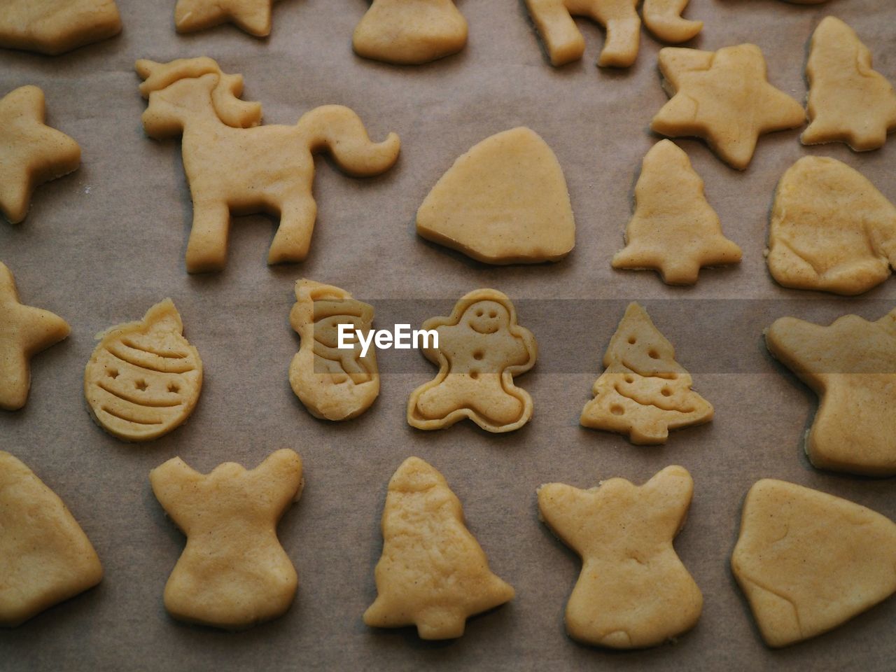 HIGH ANGLE VIEW OF COOKIES AND COFFEE BEANS