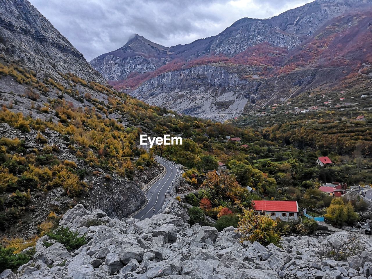 SCENIC VIEW OF MOUNTAIN BY ROAD AGAINST SKY