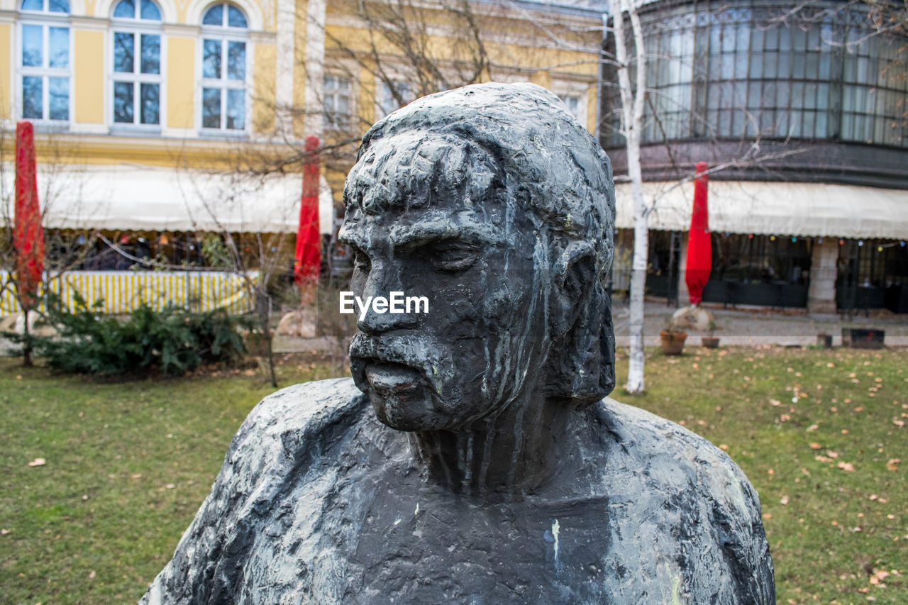 Statue against the backdrop of a building 
