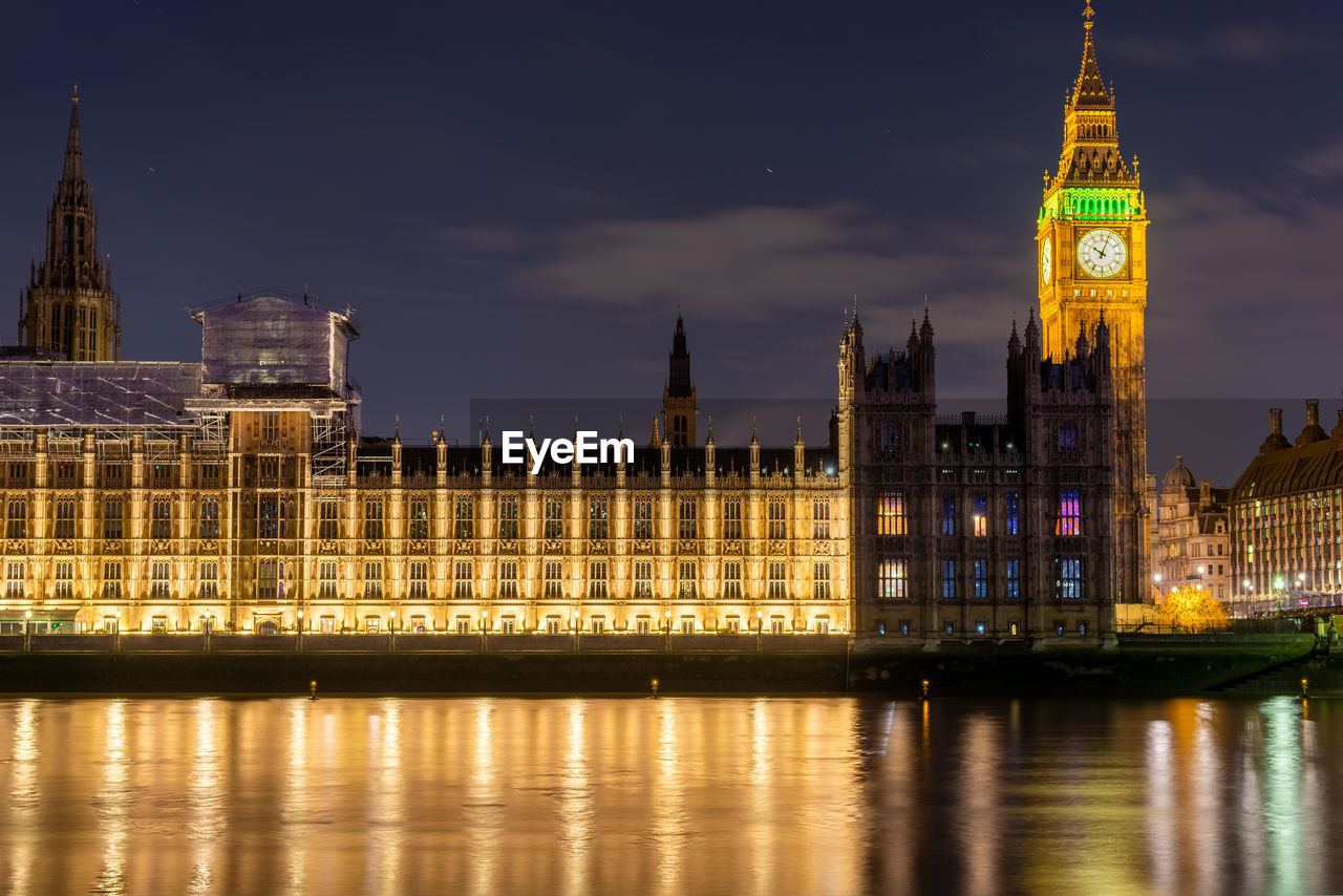 Night photo of the houses of parliament in london