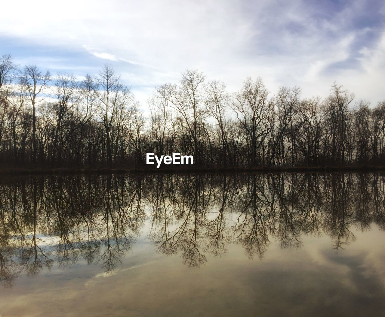 SCENIC VIEW OF LAKE AGAINST CLOUDY SKY