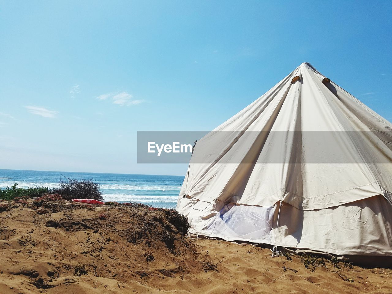 Tent on beach | ID: 112432886