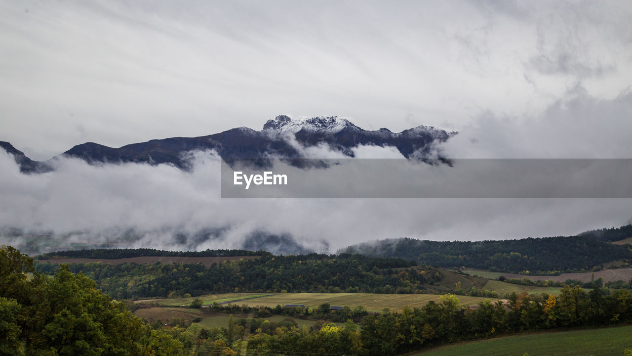 SCENIC VIEW OF LANDSCAPE AND MOUNTAINS AGAINST SKY