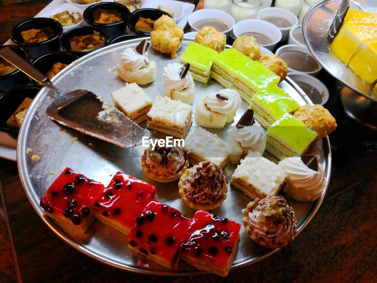 HIGH ANGLE VIEW OF ICE CREAM ON TABLE