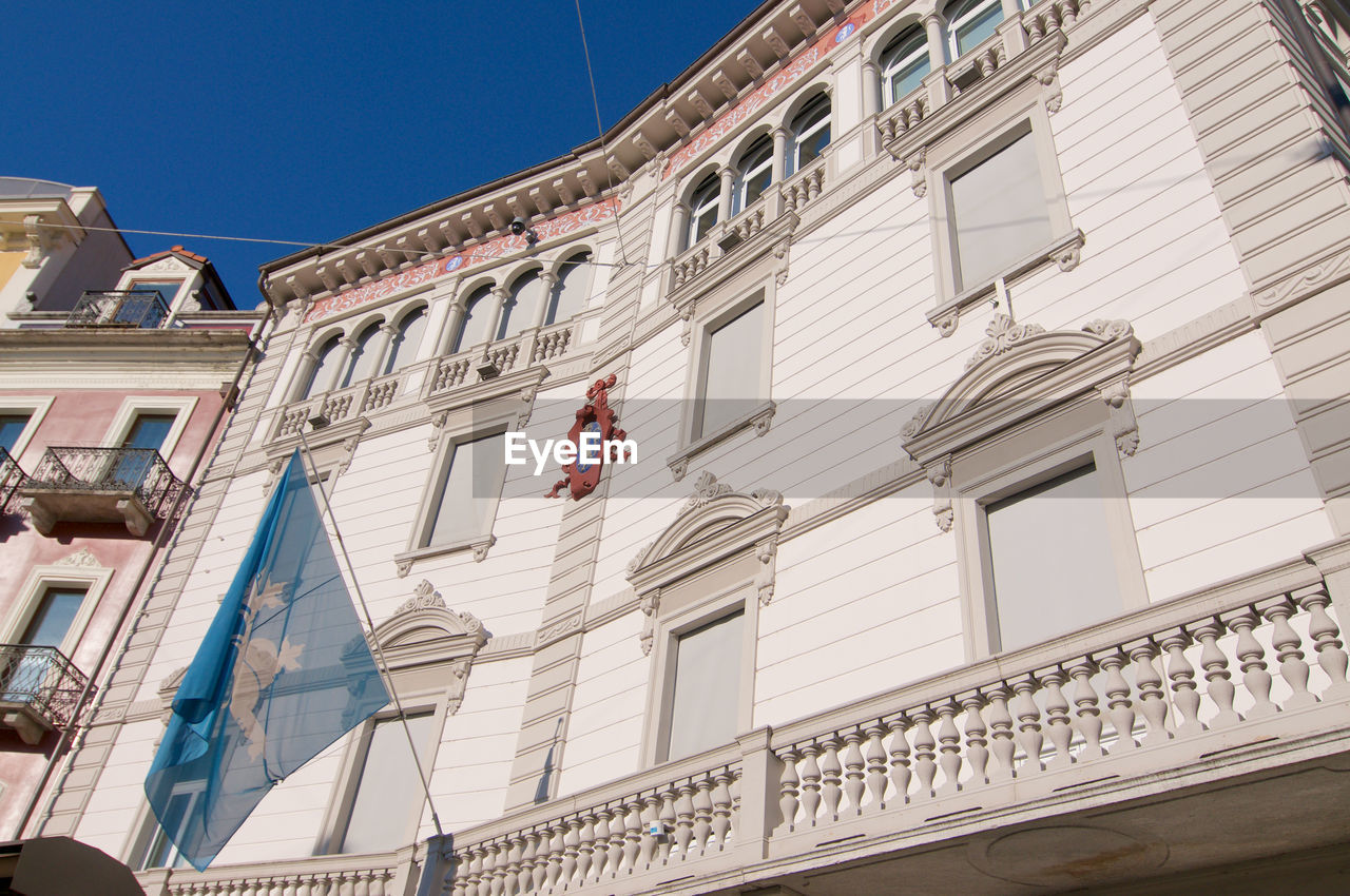LOW ANGLE VIEW OF BUILDINGS AGAINST SKY