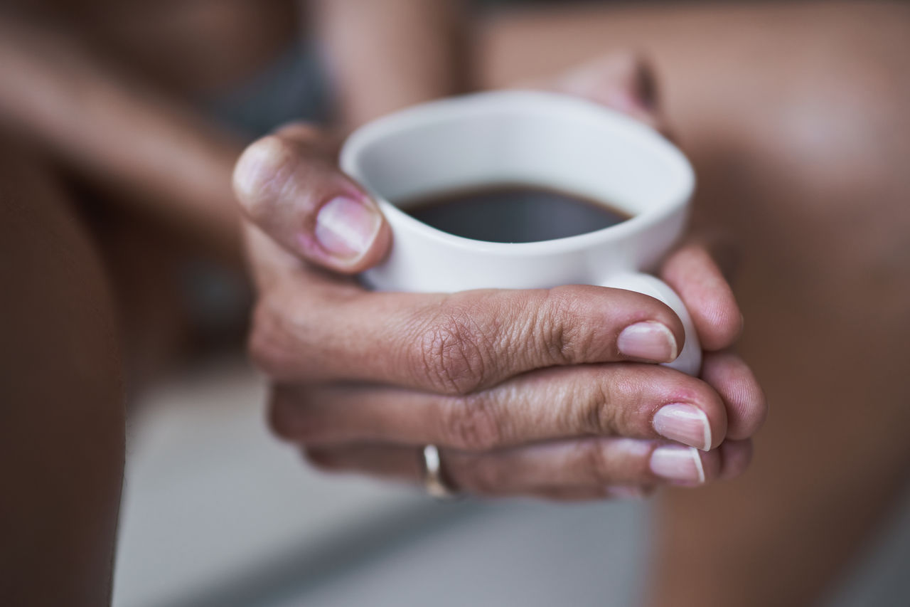 CROPPED IMAGE OF HAND HOLDING COFFEE