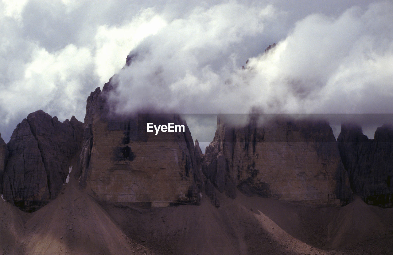 PANORAMIC VIEW OF MOUNTAIN AGAINST CLOUDY SKY