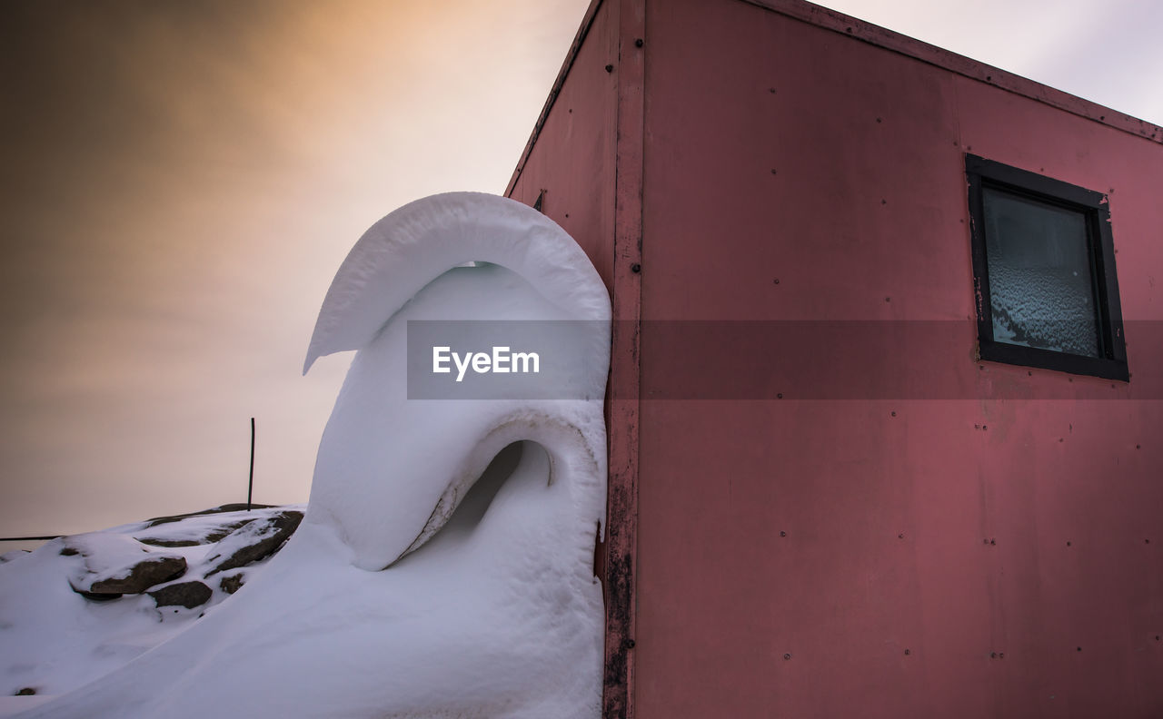 CLOSE-UP OF SNOW ON WOOD AGAINST SKY