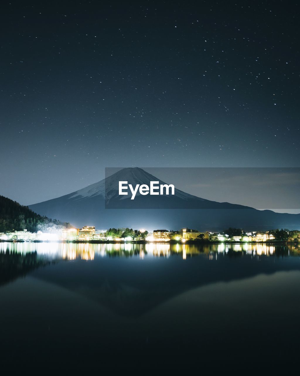 SCENIC VIEW OF LAKE BY MOUNTAIN AGAINST SKY AT NIGHT
