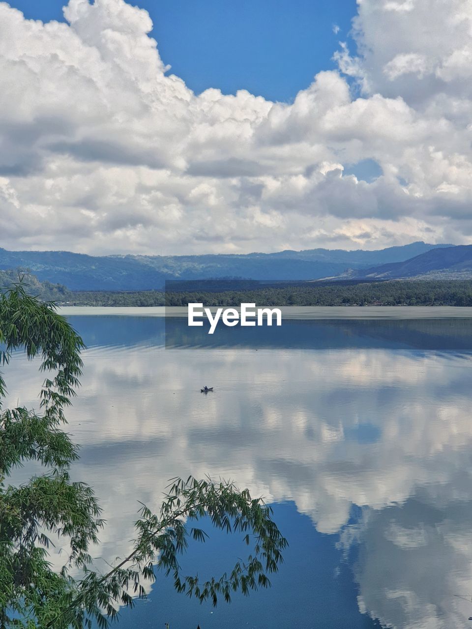 SCENIC VIEW OF LAKE AGAINST CLOUDY SKY