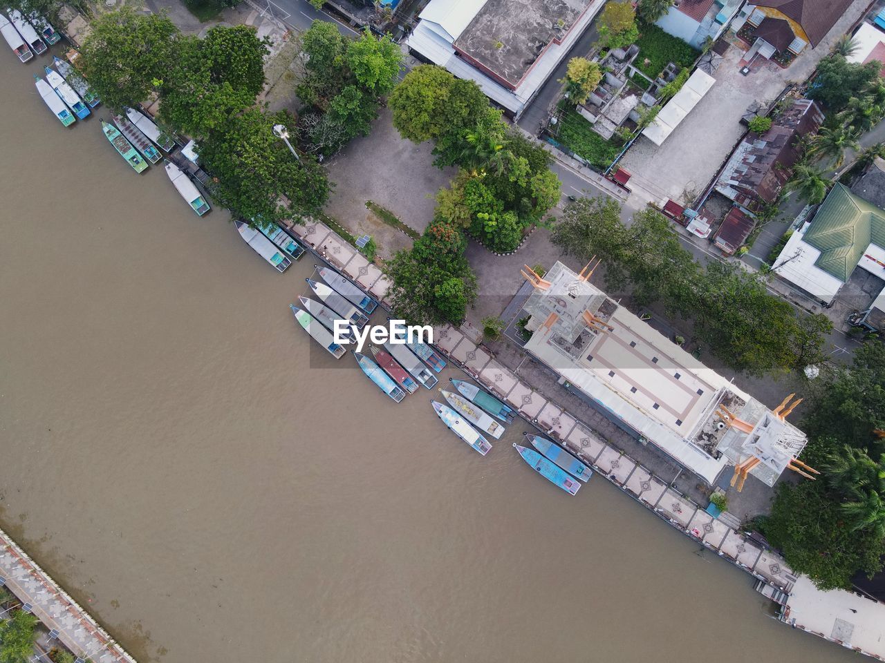 HIGH ANGLE VIEW OF BUILDINGS BY RIVER