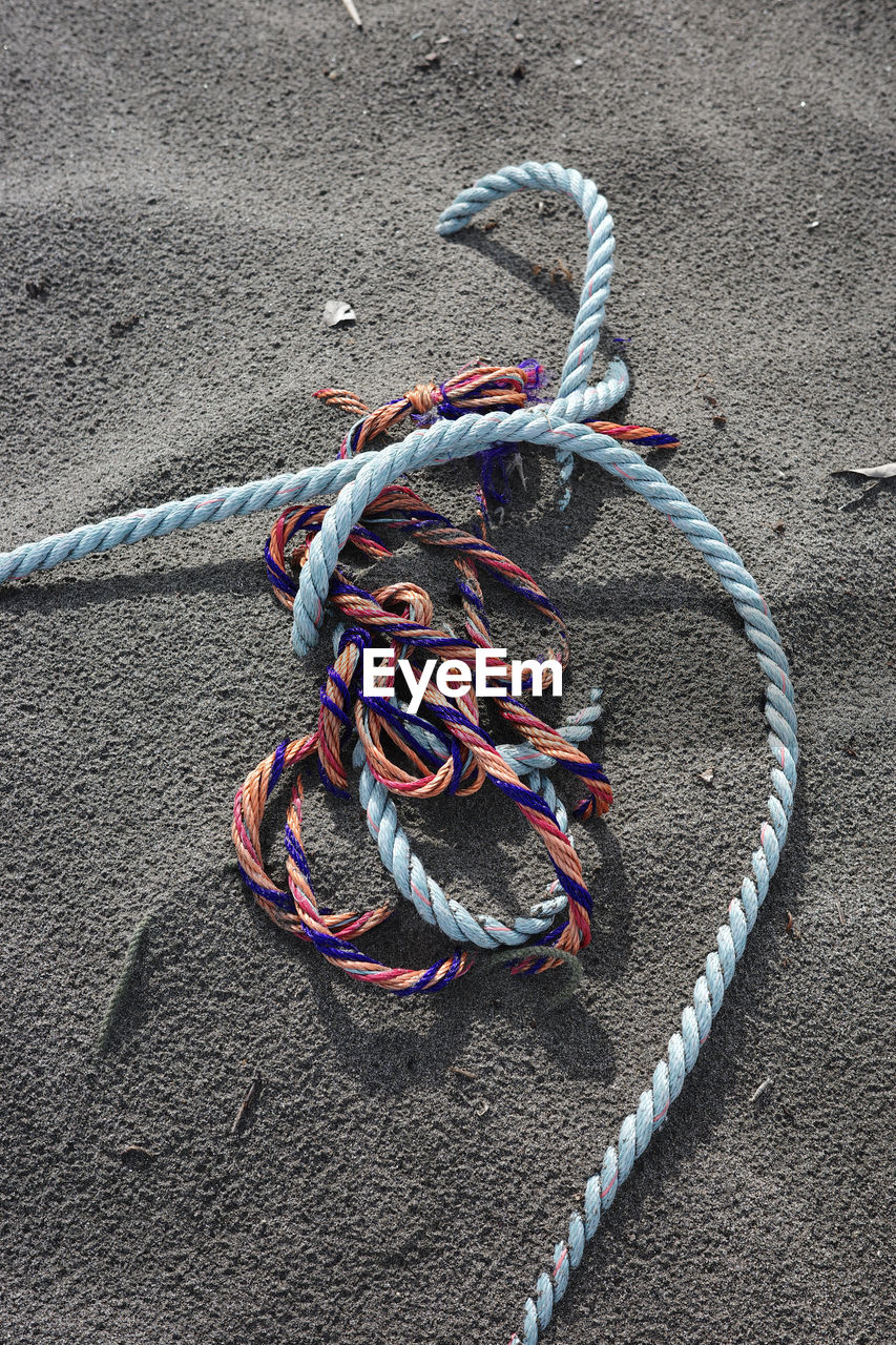rope, sand, beach, land, high angle view, no people, day, knot, tied knot, blue, outdoors, nature, still life, strength, close-up, tied up, sunlight