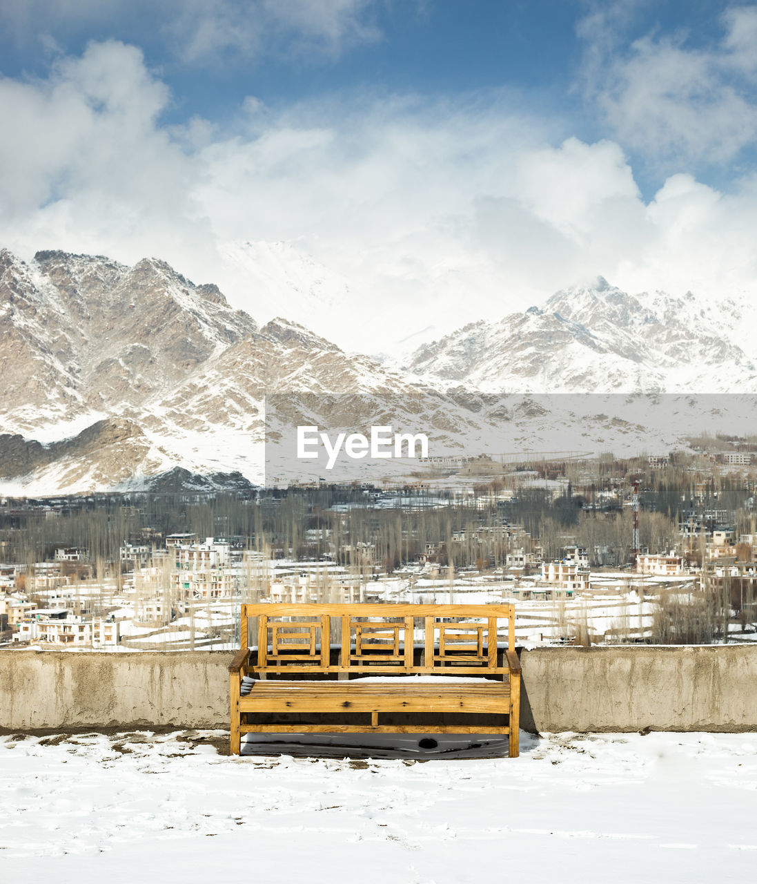 SNOWCAPPED MOUNTAINS AGAINST SKY