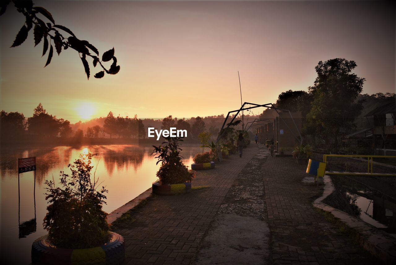 SCENIC VIEW OF LAKE AGAINST SKY DURING SUNSET