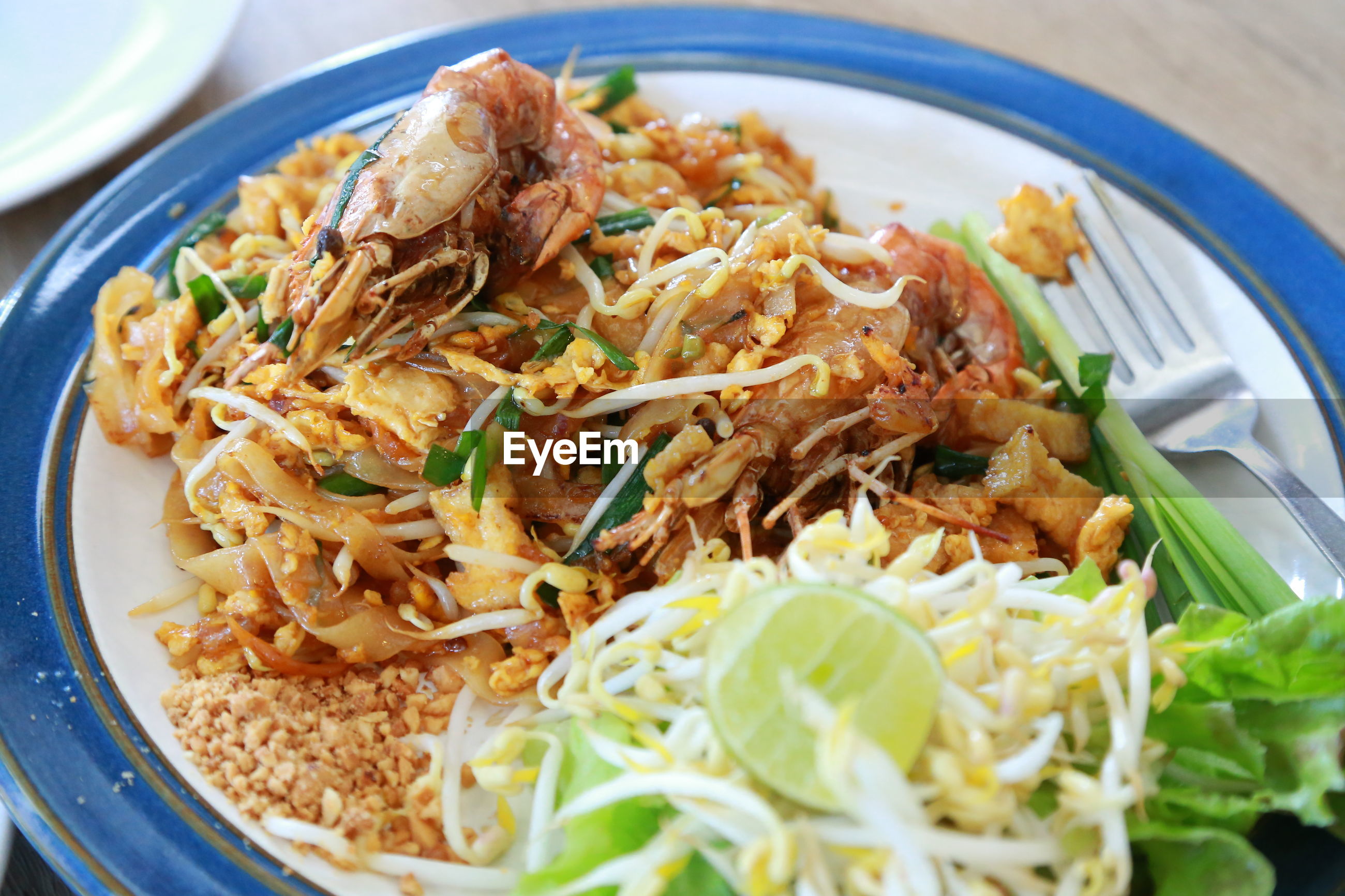 Close-up of pad thai kung served on plate | ID: 94566592