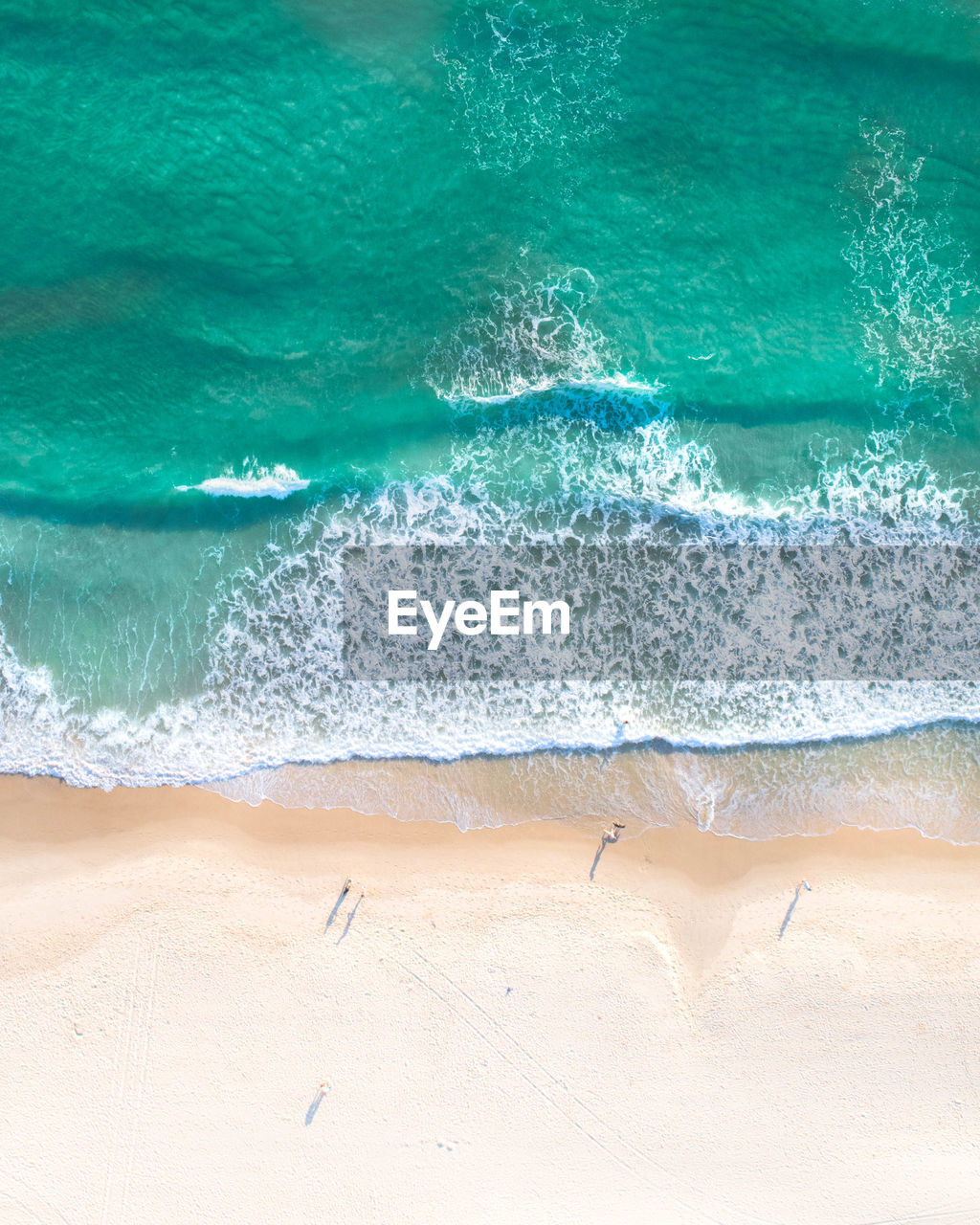 HIGH ANGLE VIEW OF SEA WAVES