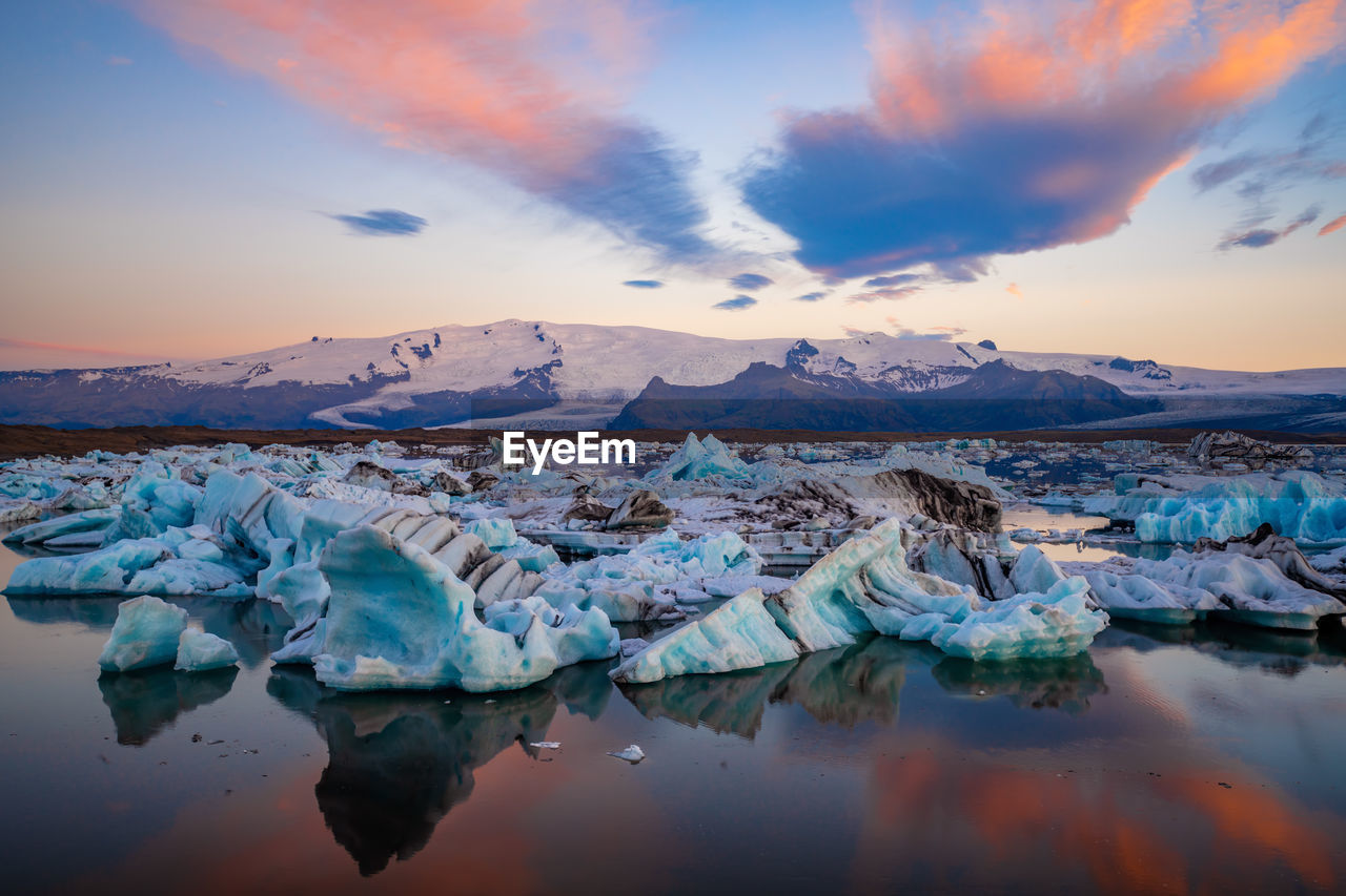 Scenic view of icebergs and mountains on jokulsarlon glacial lagoon