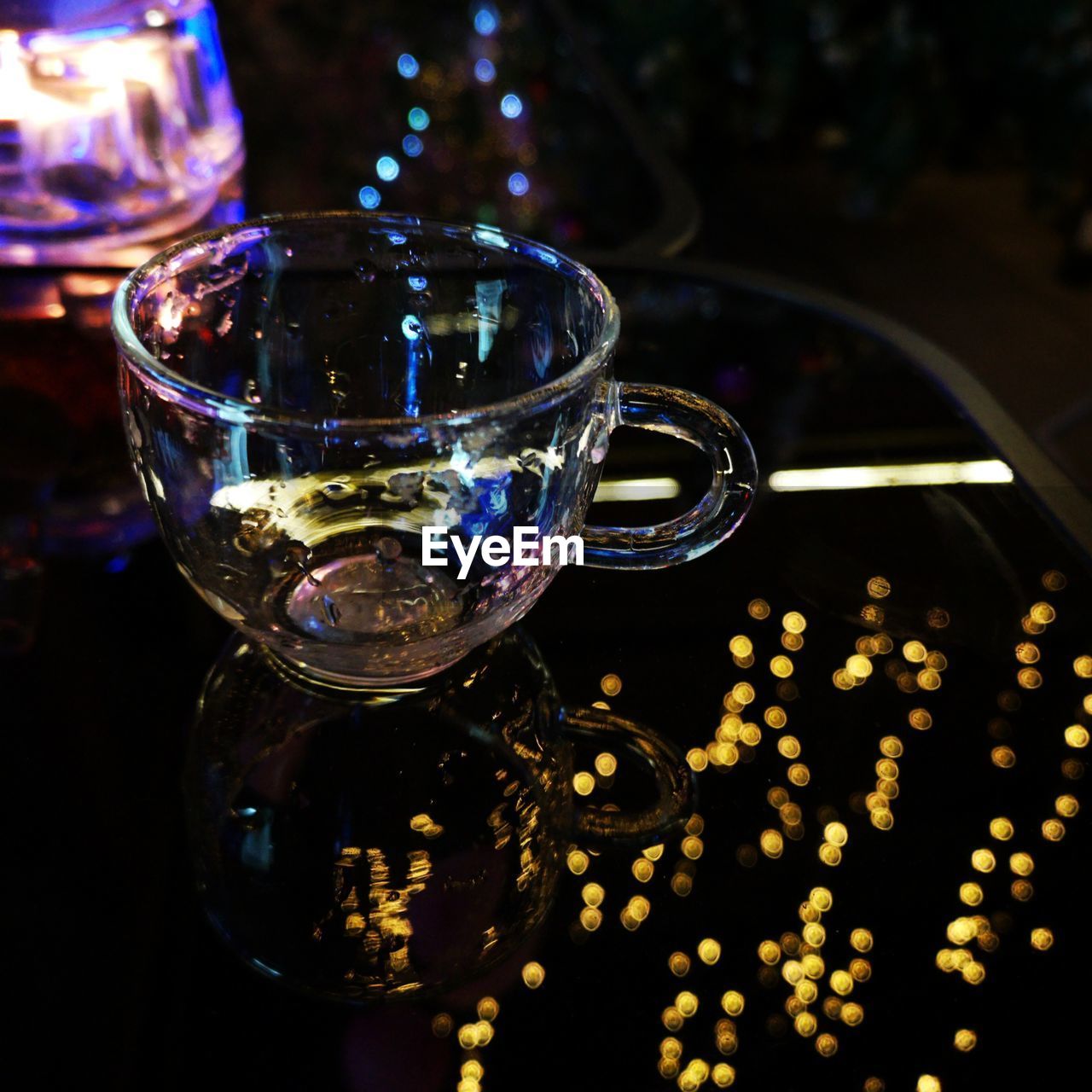 CLOSE-UP OF DRINK IN GLASS ON TABLE