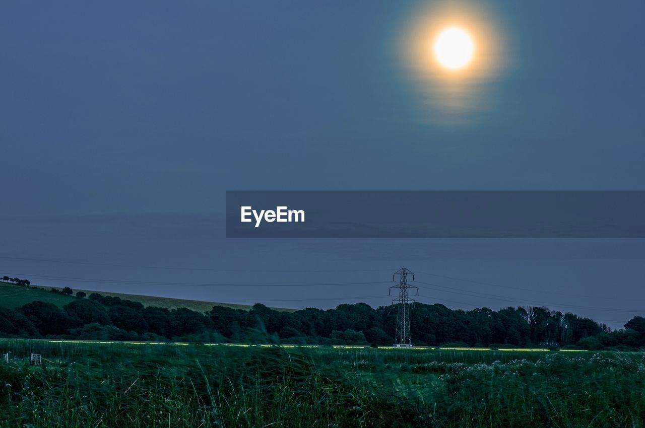 SCENIC VIEW OF FIELD AGAINST CLEAR SKY AT NIGHT