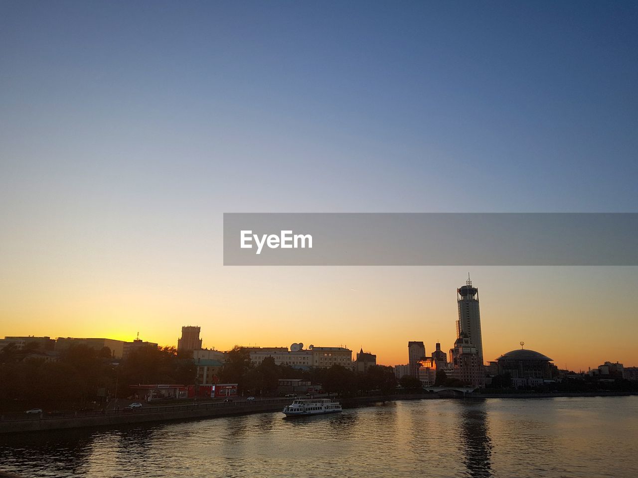 VIEW OF CITY AT WATERFRONT