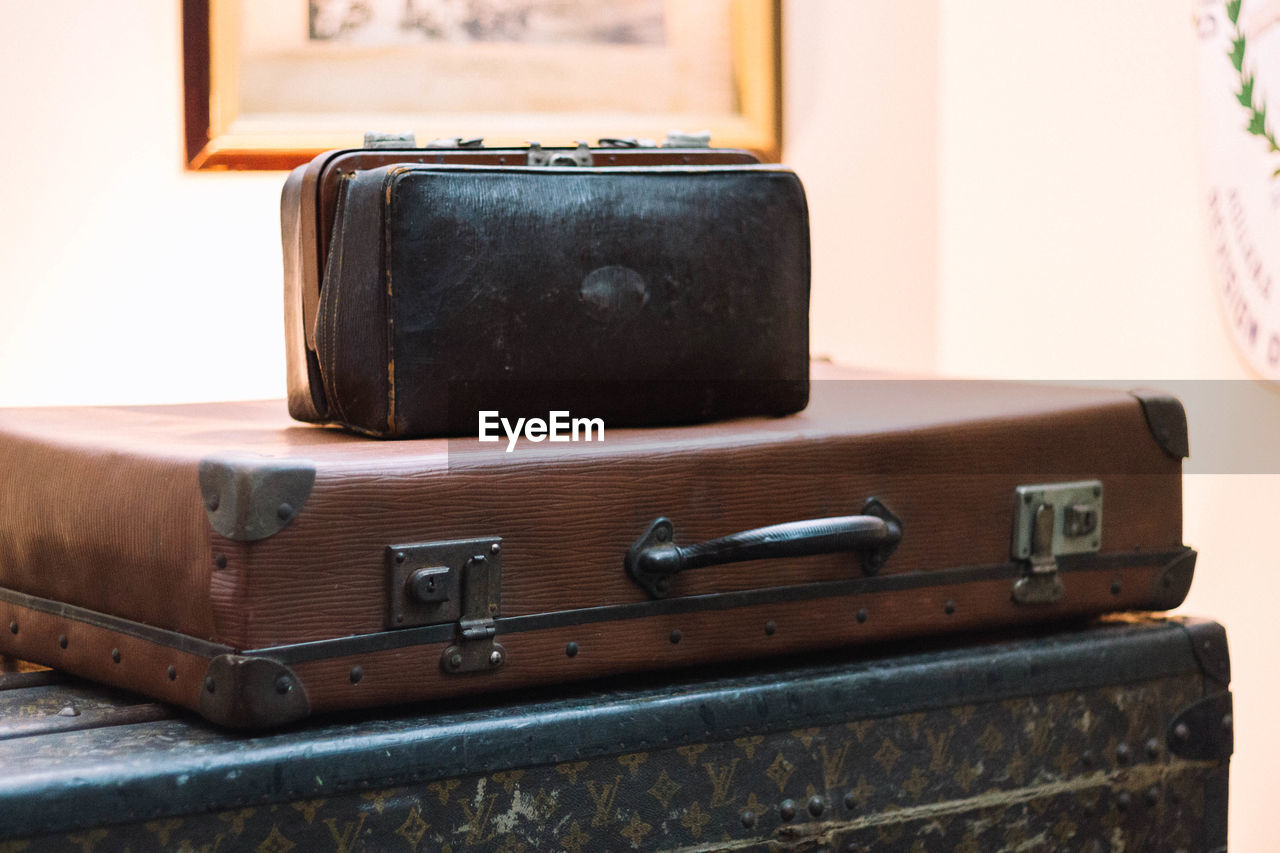 suitcase, luggage, travel, briefcase, journey, retro styled, trip, vacation, indoors, luggage and bags, brown, leather, holiday, no people, old, bag, tourism, home interior, business travel, architecture, furniture, nostalgia, domestic room