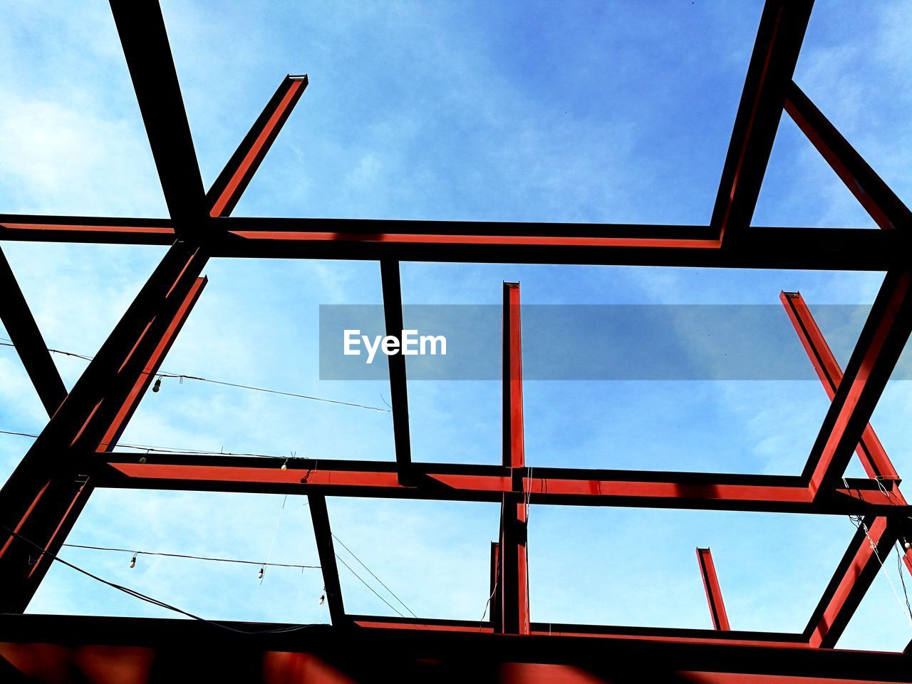 LOW ANGLE VIEW OF SKYLIGHT AGAINST BUILDING