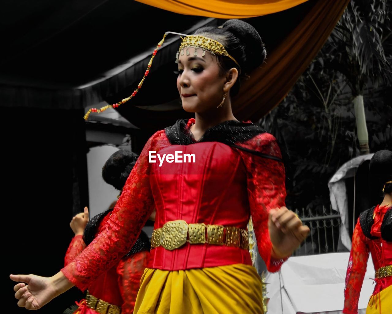 Traditional indonesian dance and clothing