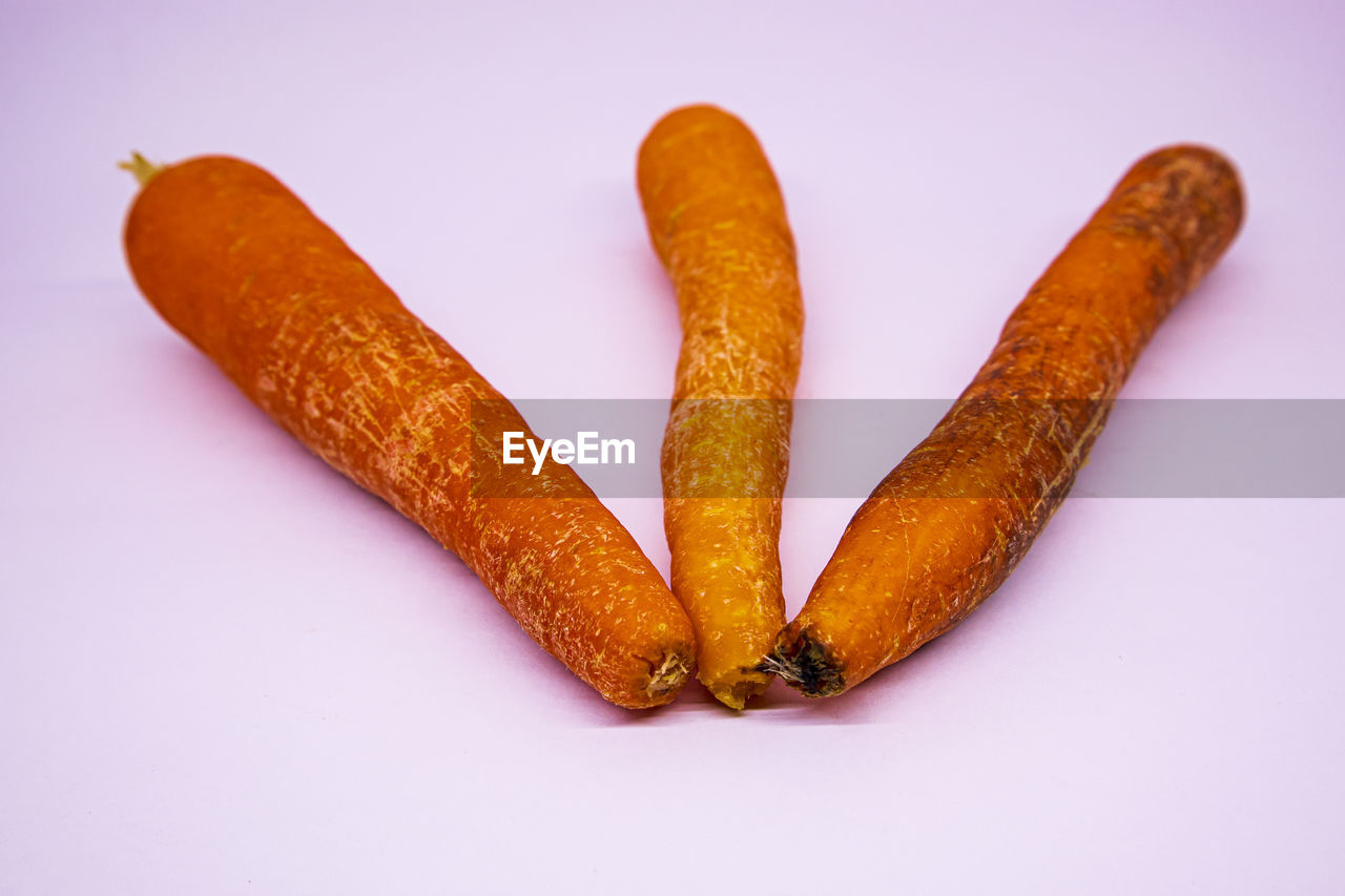 HIGH ANGLE VIEW OF ORANGE ON WHITE BACKGROUND