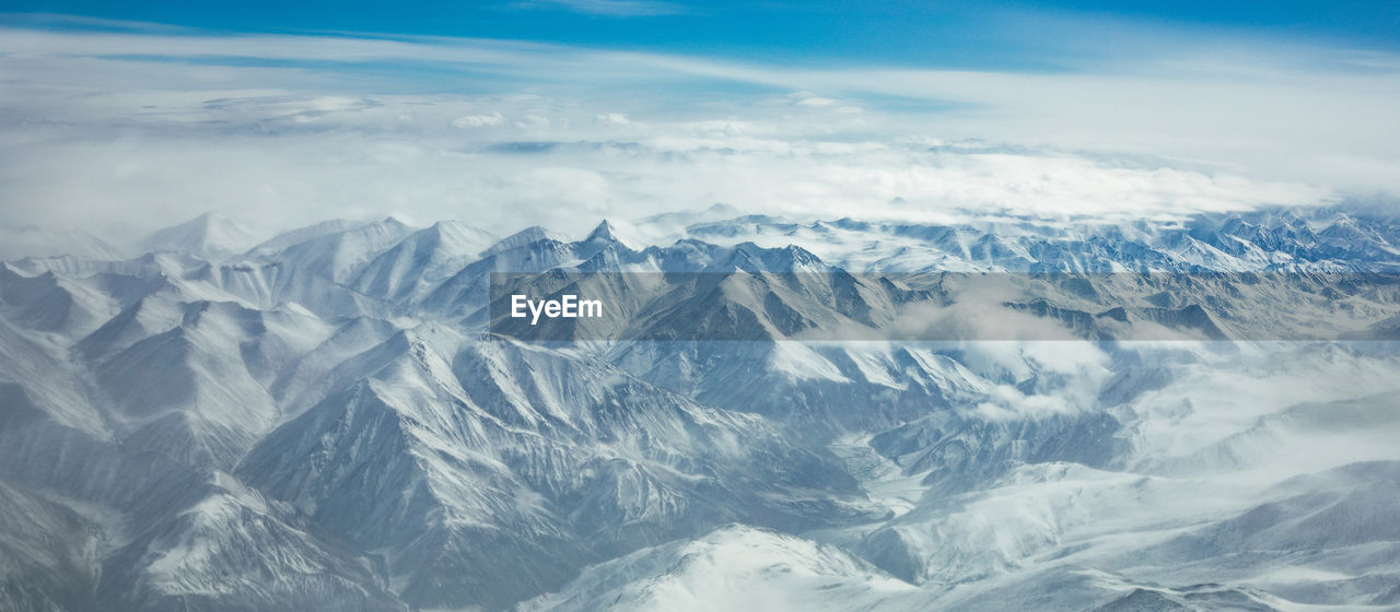 AERIAL VIEW OF SNOWCAPPED MOUNTAIN AGAINST SKY