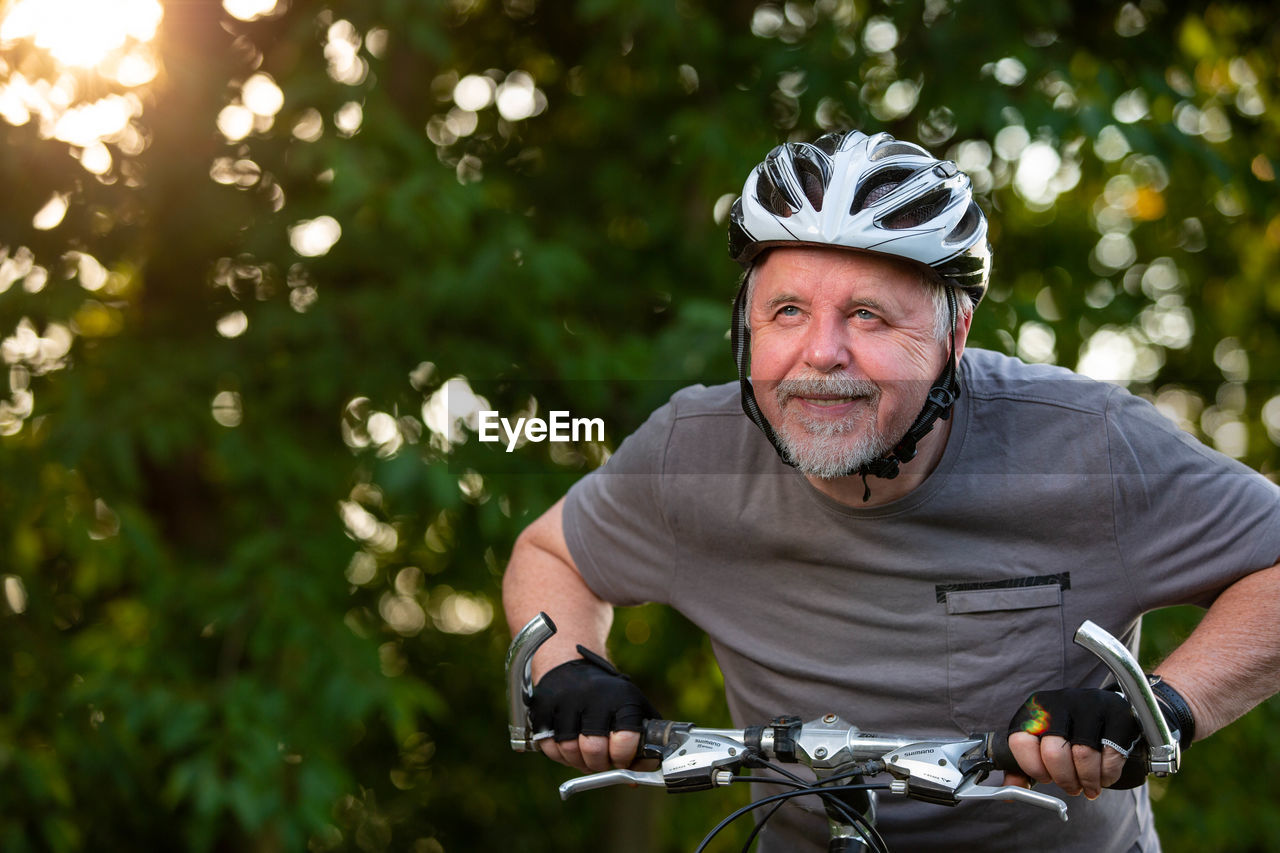 PORTRAIT OF A MAN RIDING BICYCLE