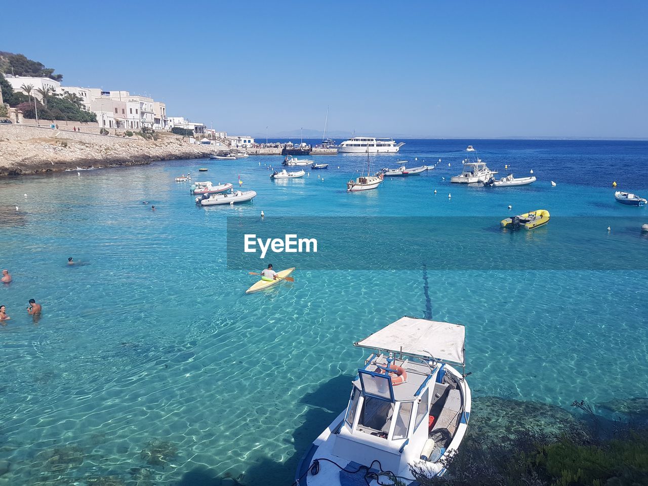 HIGH ANGLE VIEW OF SAILBOATS IN SEA AGAINST CLEAR SKY