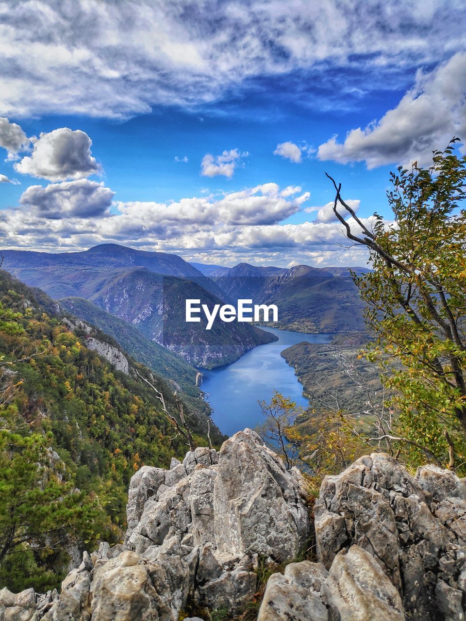 SCENIC VIEW OF MOUNTAINS AND ROCKS AGAINST SKY