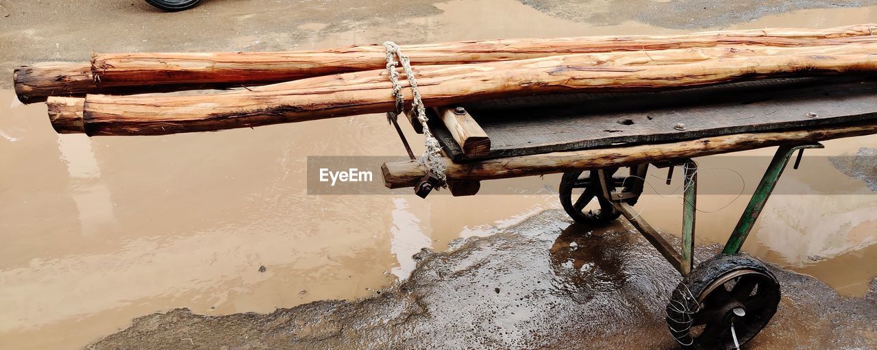 HIGH ANGLE VIEW OF OLD BOAT ON SEA
