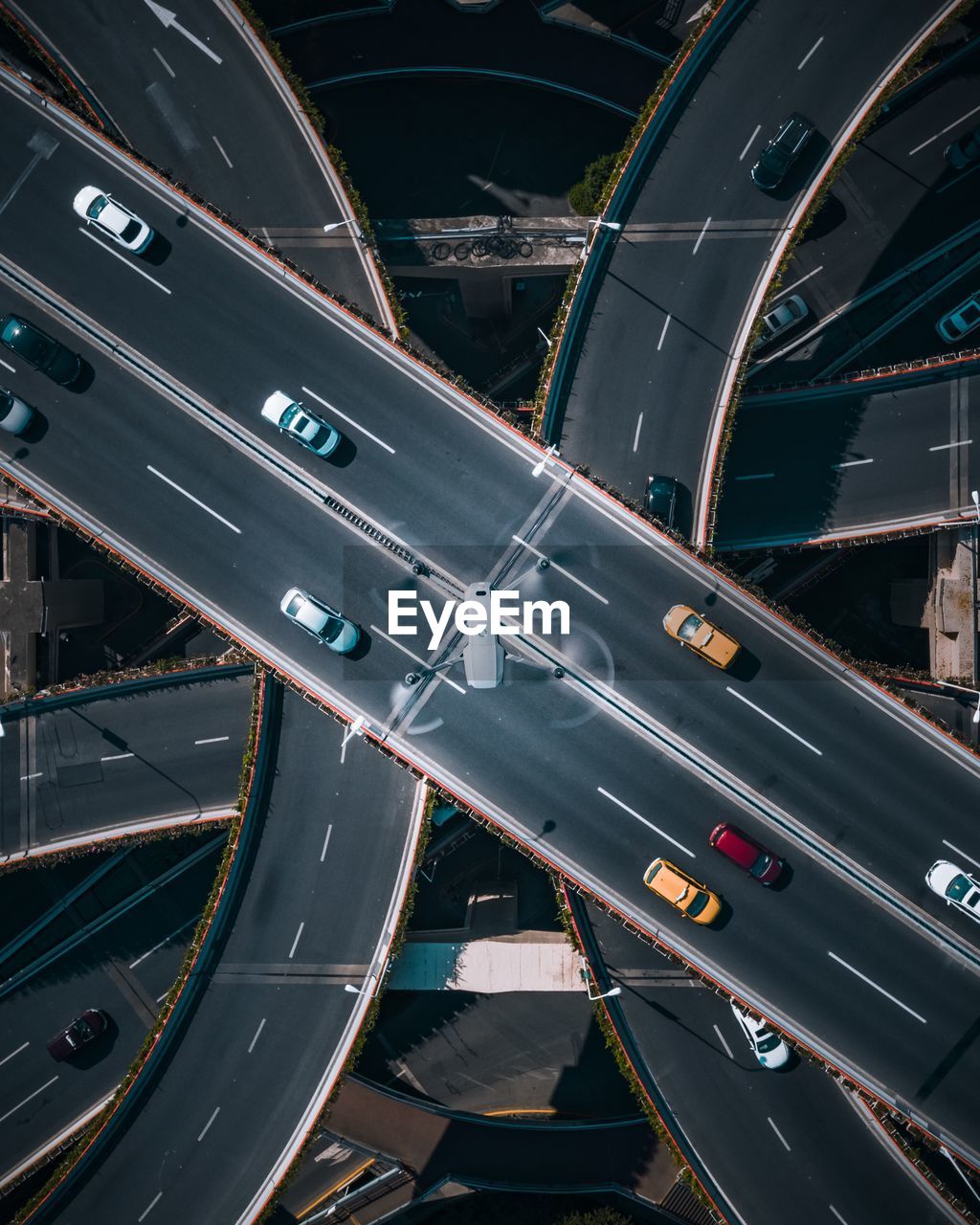 Aerial view of cars on road ID 137958186