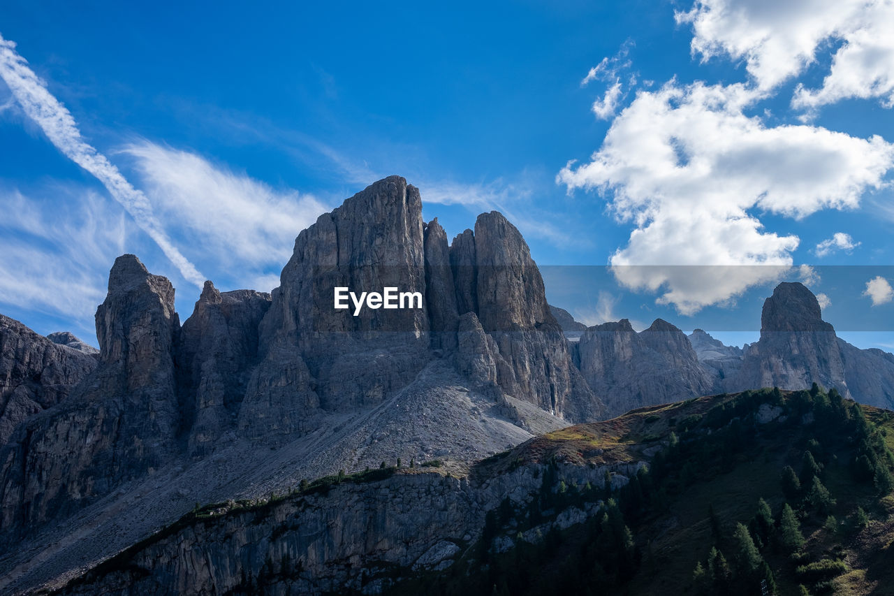 PANORAMIC VIEW OF MOUNTAINS AGAINST SKY