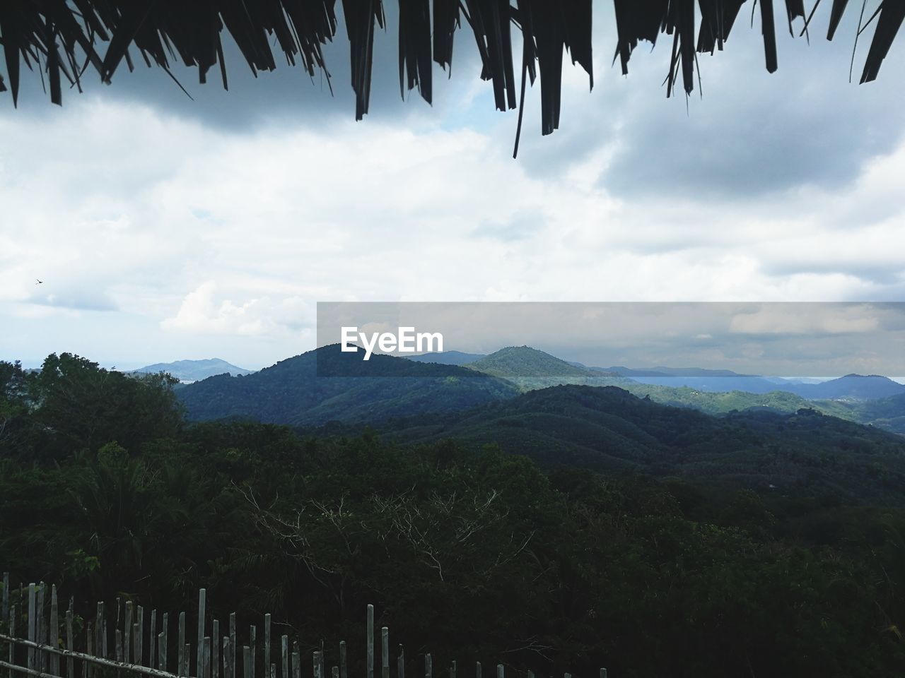 PANORAMIC VIEW OF LANDSCAPE AND MOUNTAINS AGAINST SKY