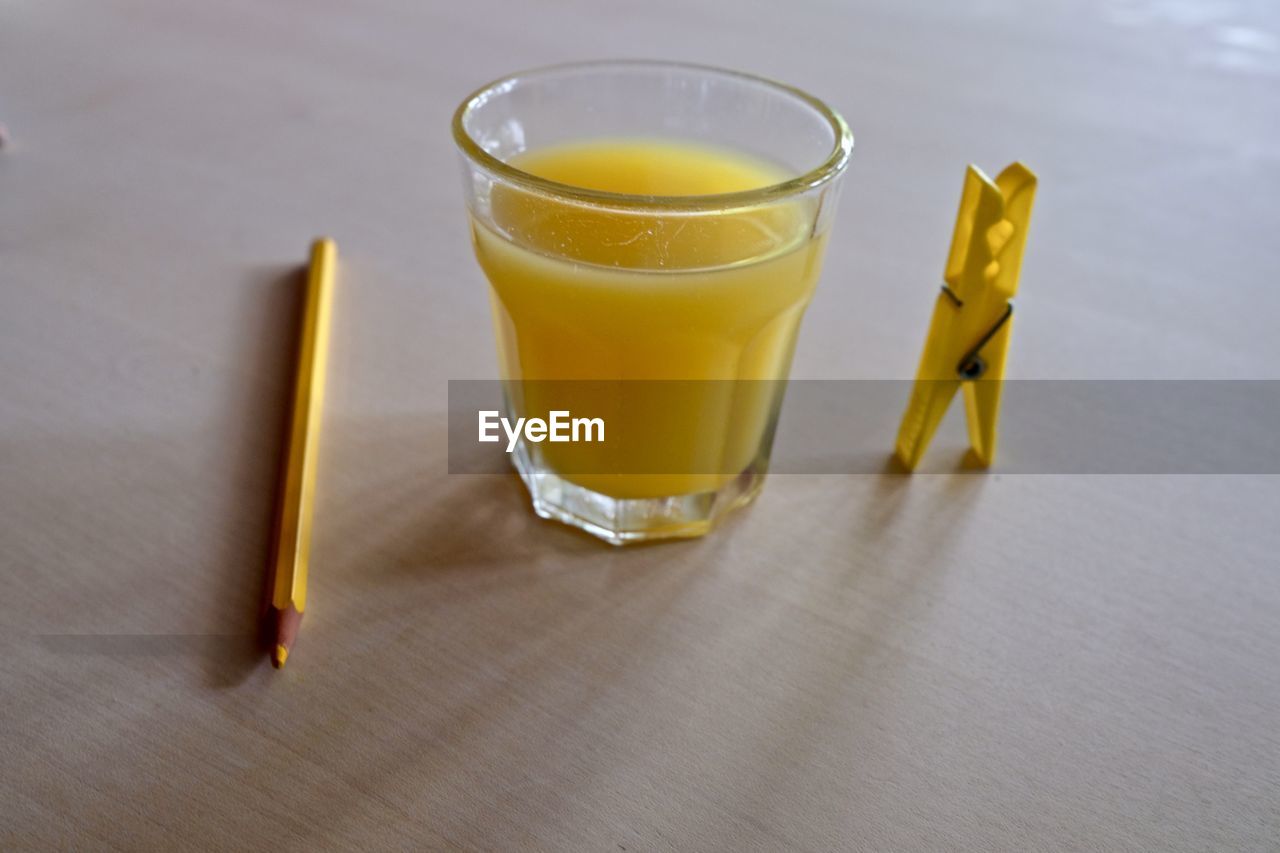 HIGH ANGLE VIEW OF JUICE IN GLASS ON TABLE