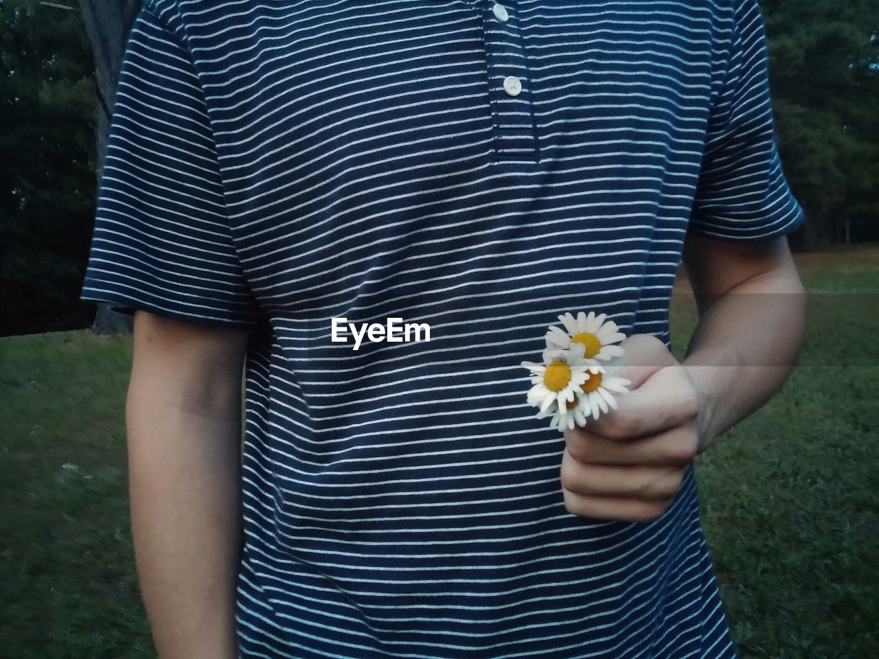 Man holding daisies