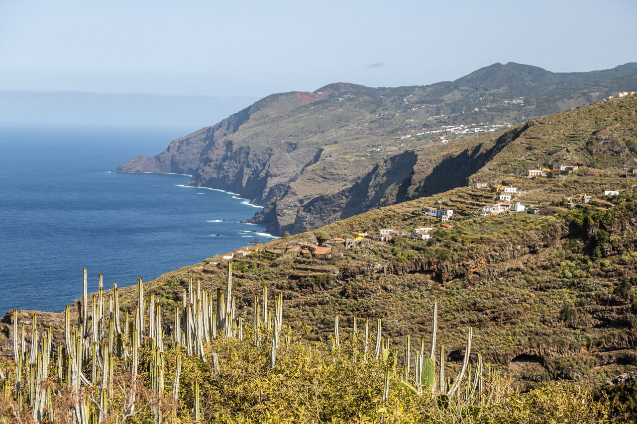 PANORAMIC VIEW OF SEA AND MOUNTAINS AGAINST SKY