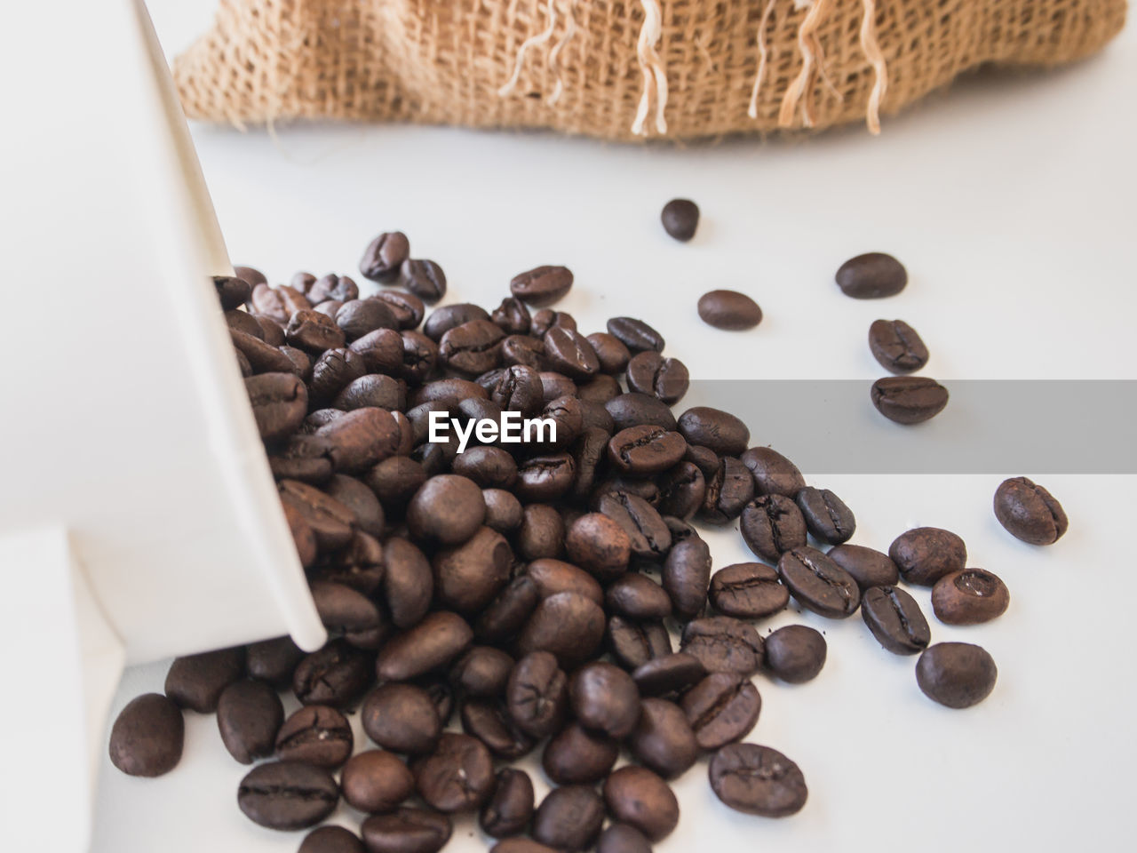 HIGH ANGLE VIEW OF COFFEE BEANS IN GLASS ON TABLE