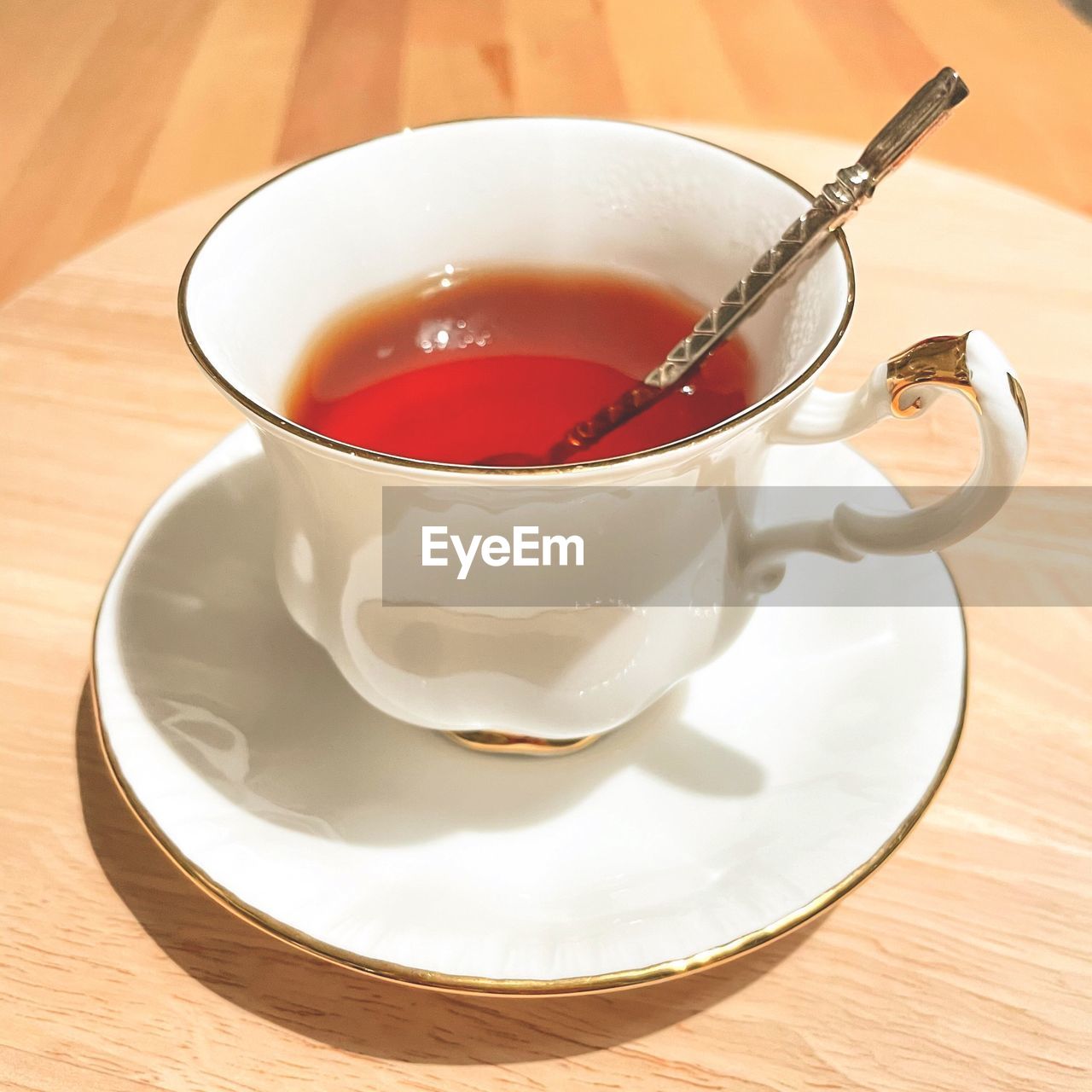 HIGH ANGLE VIEW OF CUP OF TEA ON TABLE