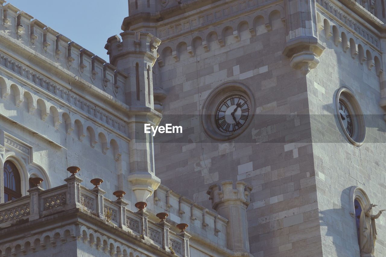 LOW ANGLE VIEW OF CLOCK TOWER IN CITY