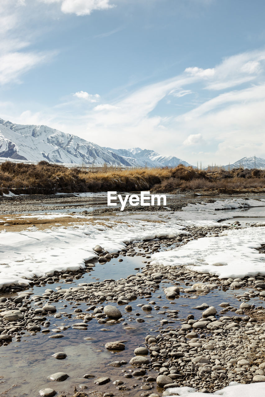 SCENIC VIEW OF LAKE BY SNOWCAPPED MOUNTAIN AGAINST SKY