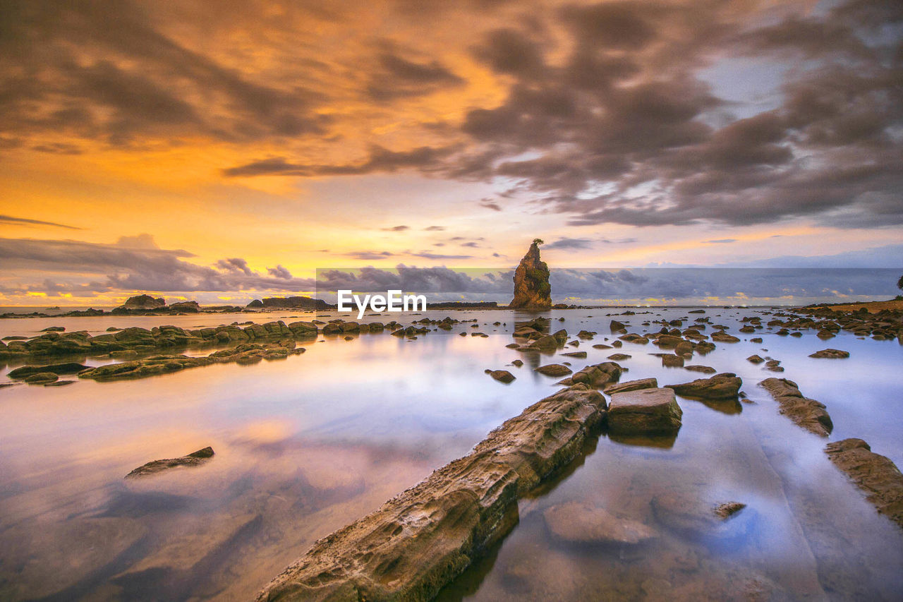 IDYLLIC VIEW OF LAKE AGAINST SKY DURING SUNSET