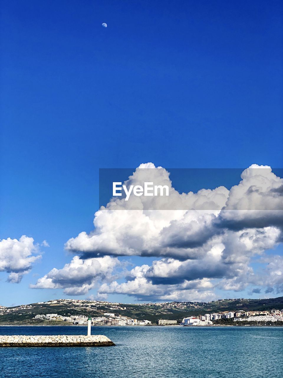 PANORAMIC VIEW OF SEA AGAINST BLUE SKY