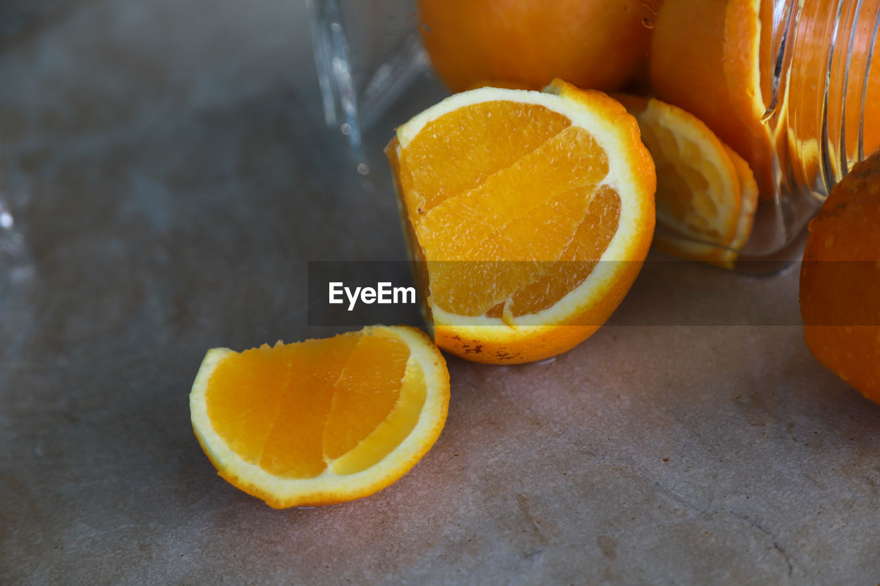 HIGH ANGLE VIEW OF ORANGES ON TABLE